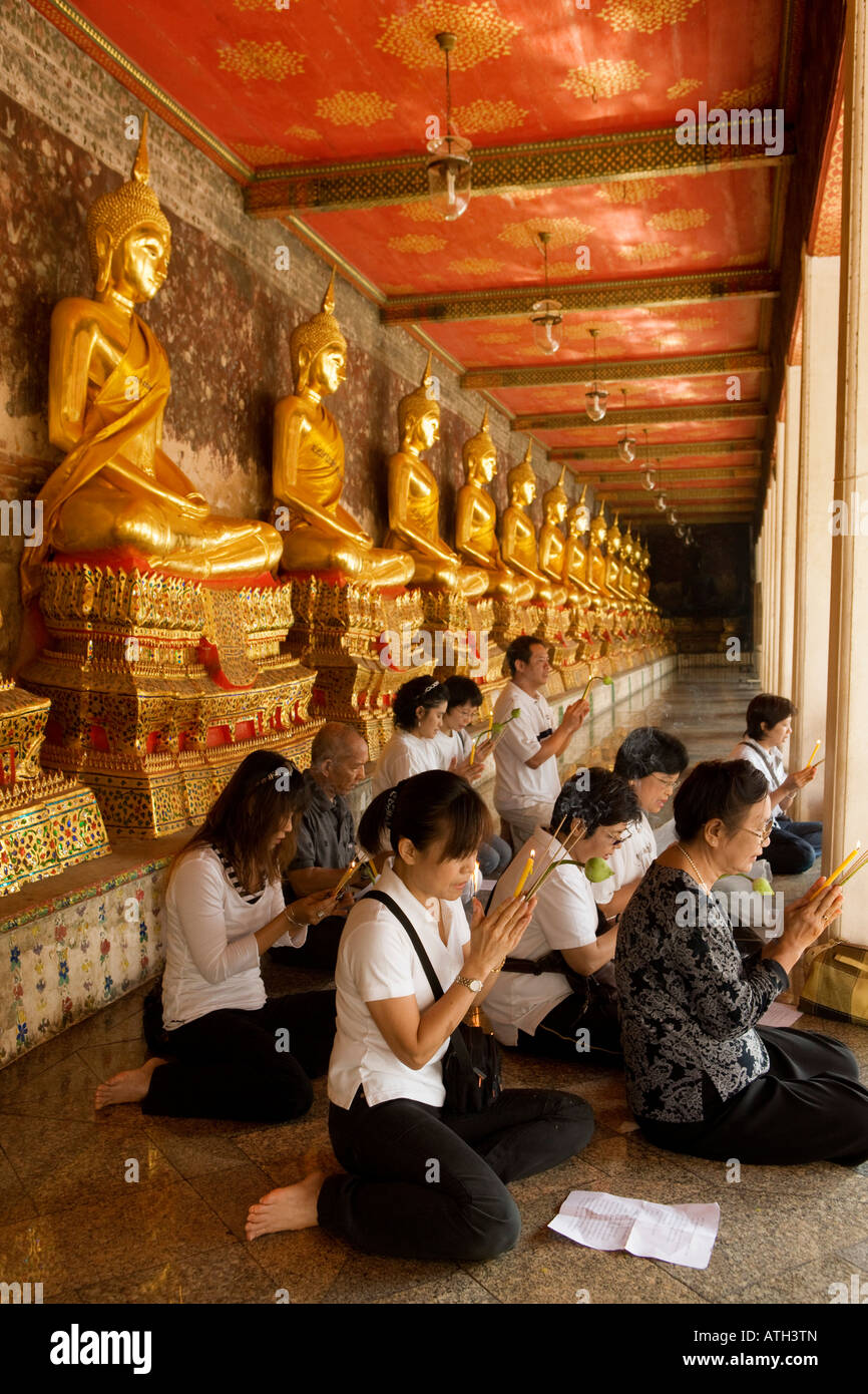 La gente prega di Wat Suthat tempio di Bangkok Foto Stock