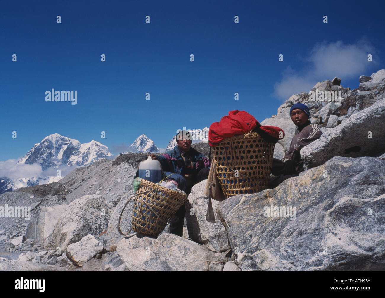 Gli Sherpa carico pesante, il Campo Base Everest, Nepal Foto Stock