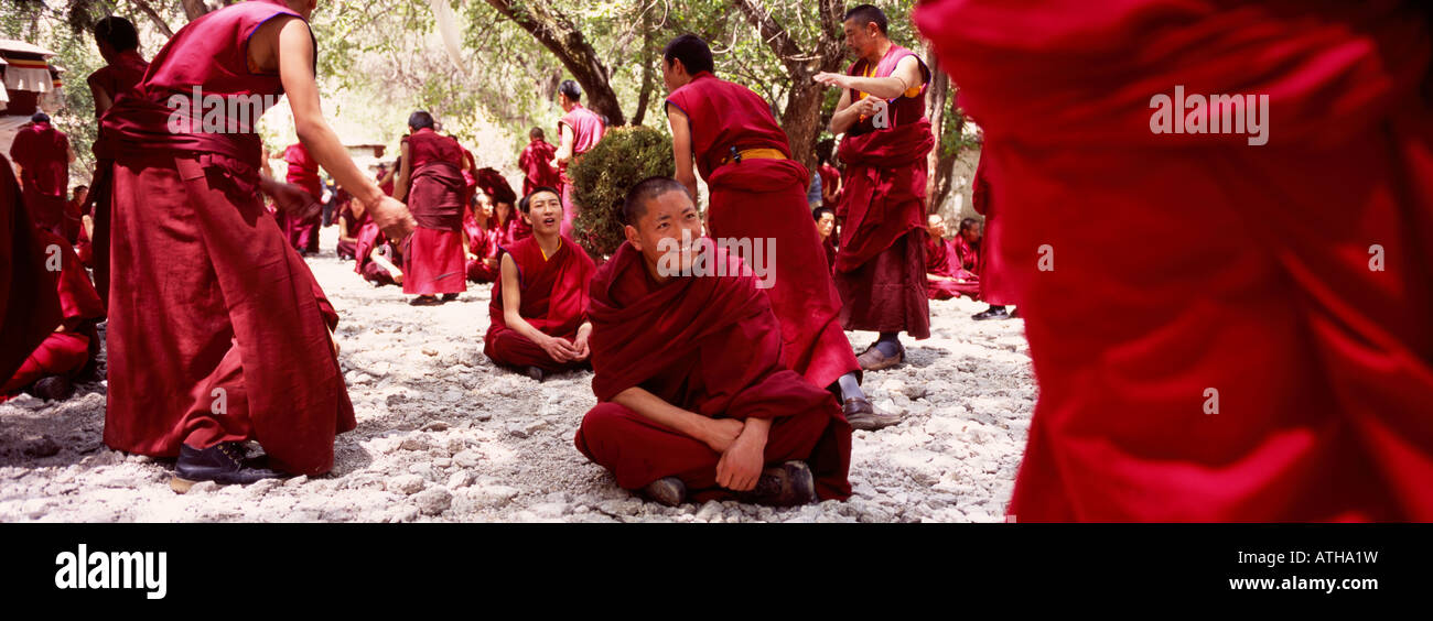 Monaci Tibetani discutendo, monastero di Deprung, Lhasa Foto Stock