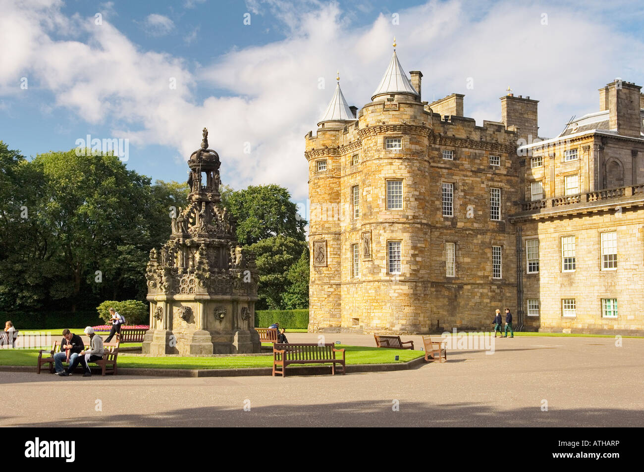 Il Palazzo Reale di Holyroodhouse ad Edimburgo, Scozia. La fontana e la facciata anteriore Foto Stock
