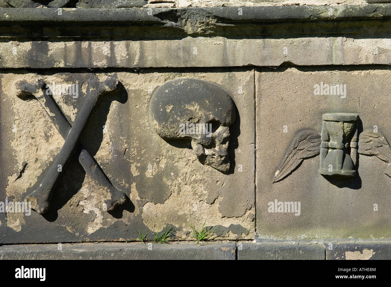 Vecchio Cimitero Calton, Calton Hill, Edimburgo, Scozia risale al 1718. Tomba di pietra tomba dettaglio. Cranio, crossbones, tempus fugit Foto Stock