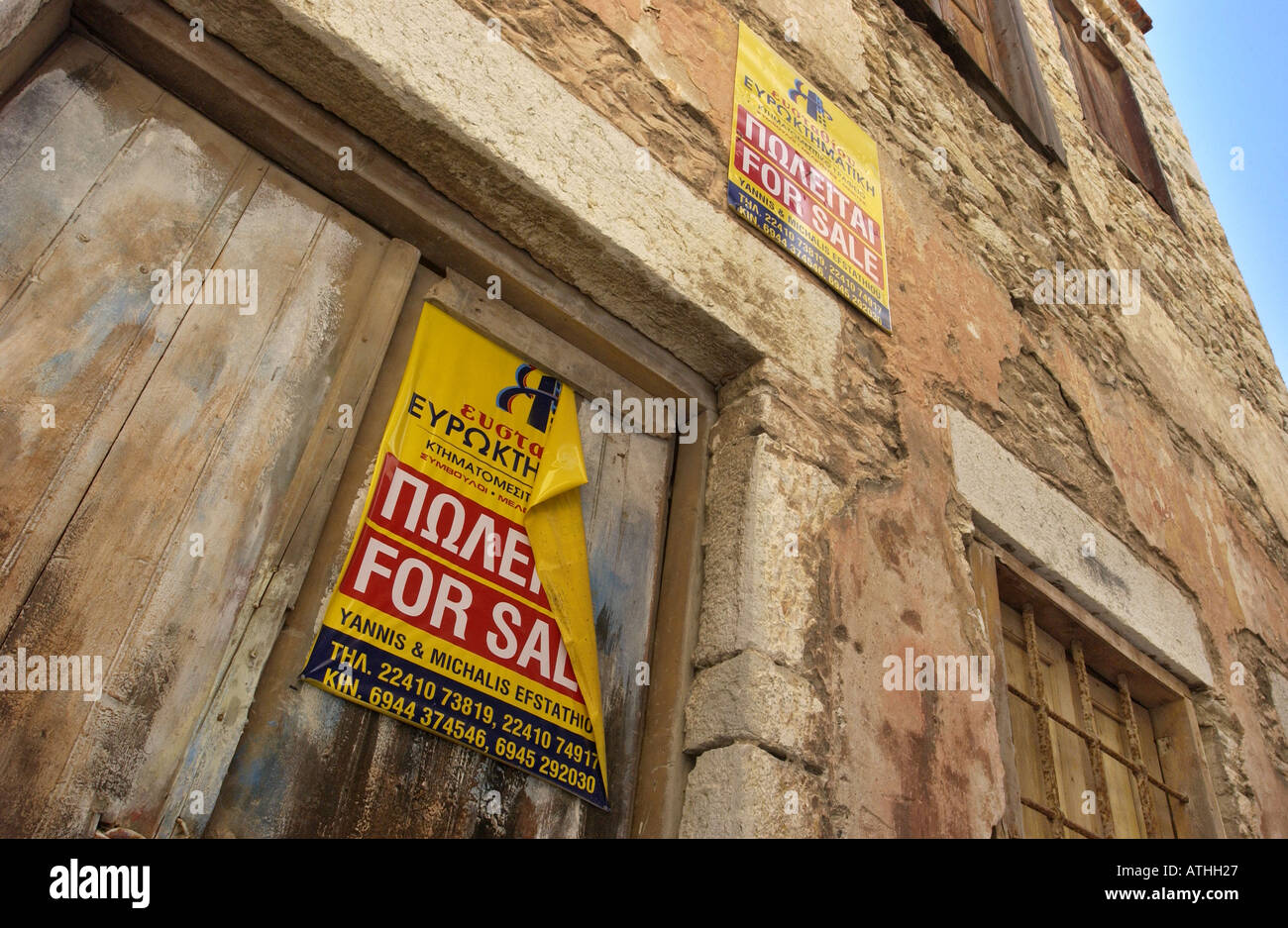 Ha bisogno di un po' di attenzione. Vecchia casa in vendita sull'isola greca. Foto Stock
