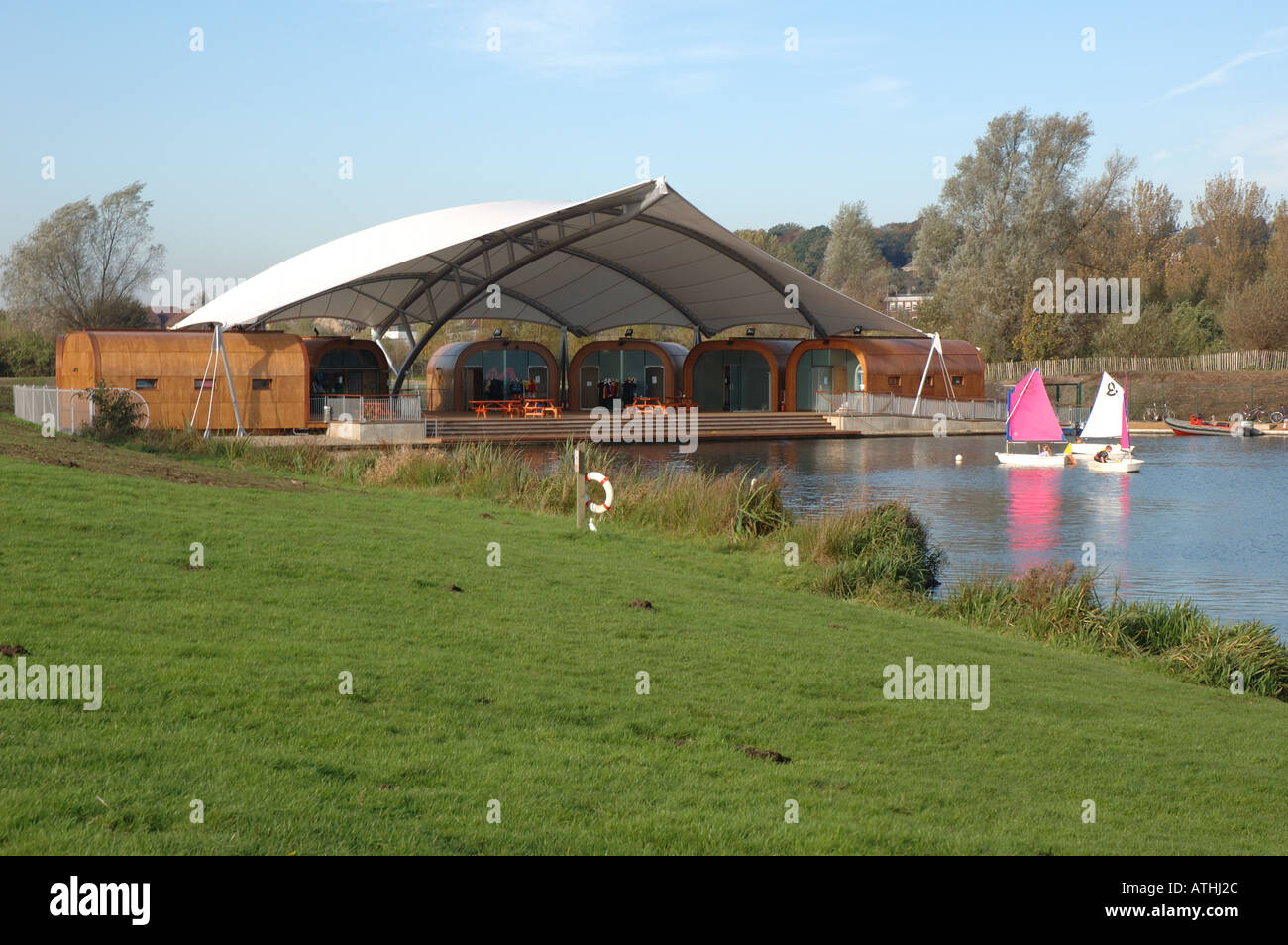 Sport acquatici centro all'estremità occidentale della grande Whitlingham ampio vicino a Norwich, Norfolk, Regno Unito Foto Stock
