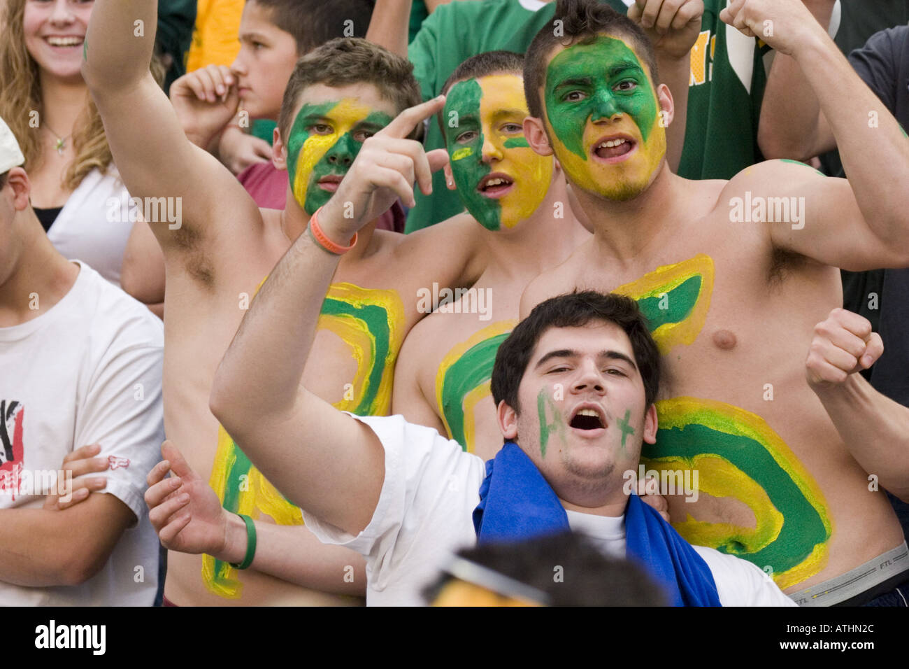 Rabbioso tifo tifosi facce dipinte di alta scuola del gioco del calcio Foto Stock