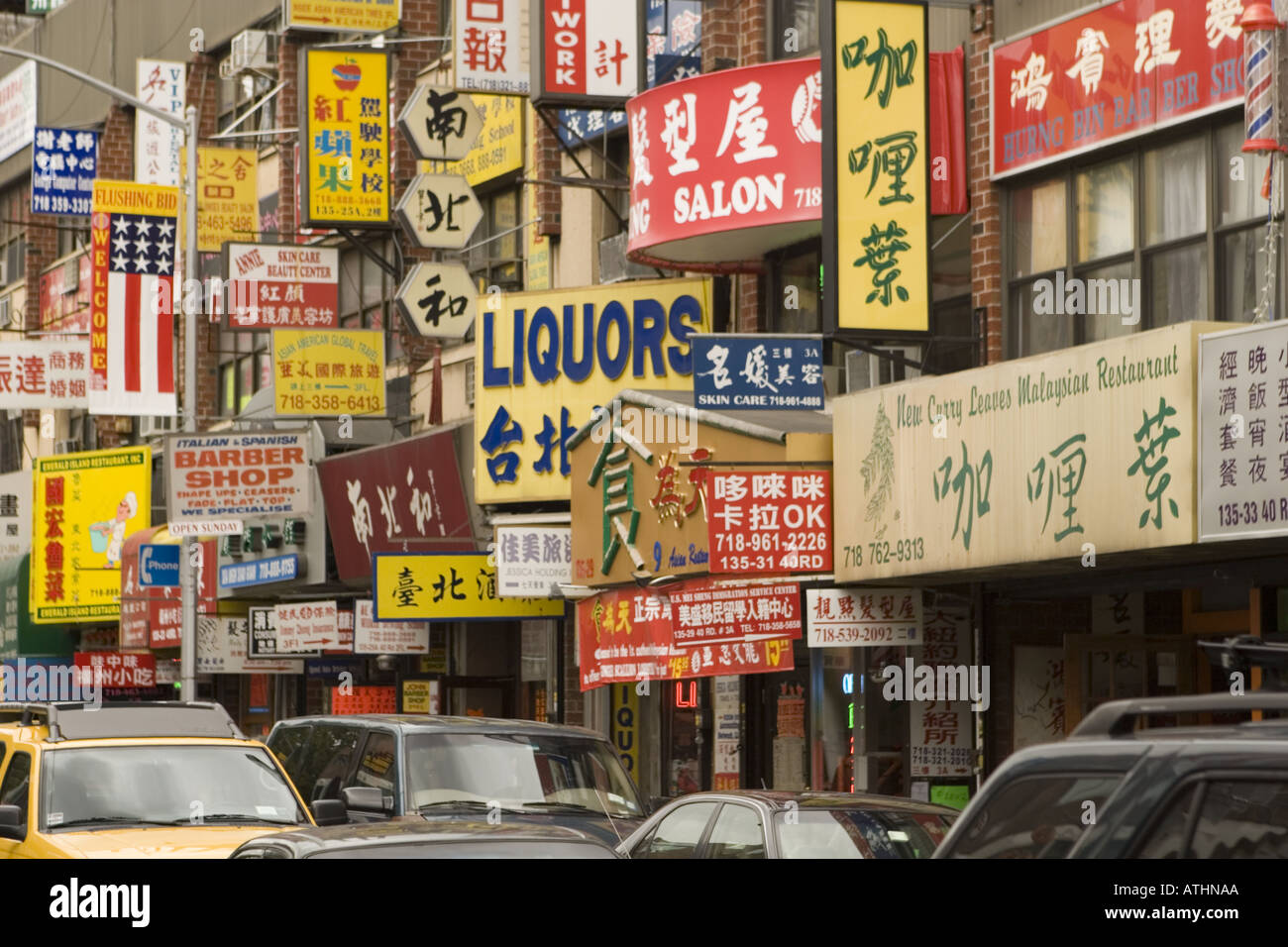 Vari di segnaletica in più lingue Chinatown New York NY Foto Stock