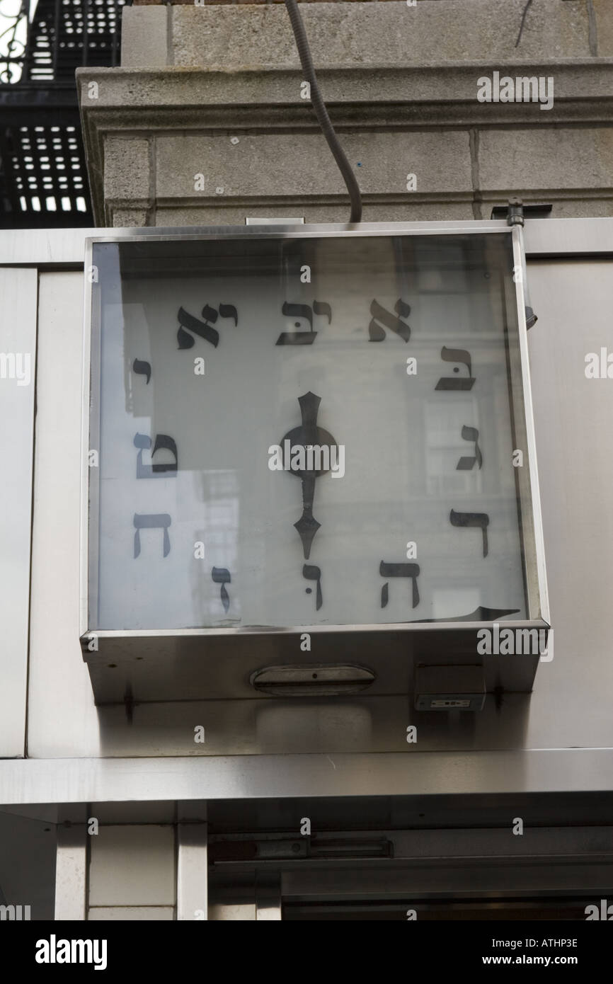 Orologio sulla Seconda Avenue Deli East Village di New York City Foto Stock