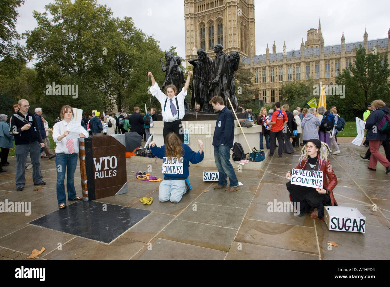 Gioco di ruolo per effetto della corrente ingiusto delle regole OMC in materia di scambi sui paesi in via di sviluppo dai difensori per rendere la storia di povertà Foto Stock