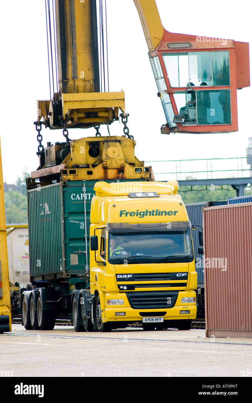 Contenitore essendo caricato su un camion freightliner presso il rail terminal merci in Southampton Foto Stock