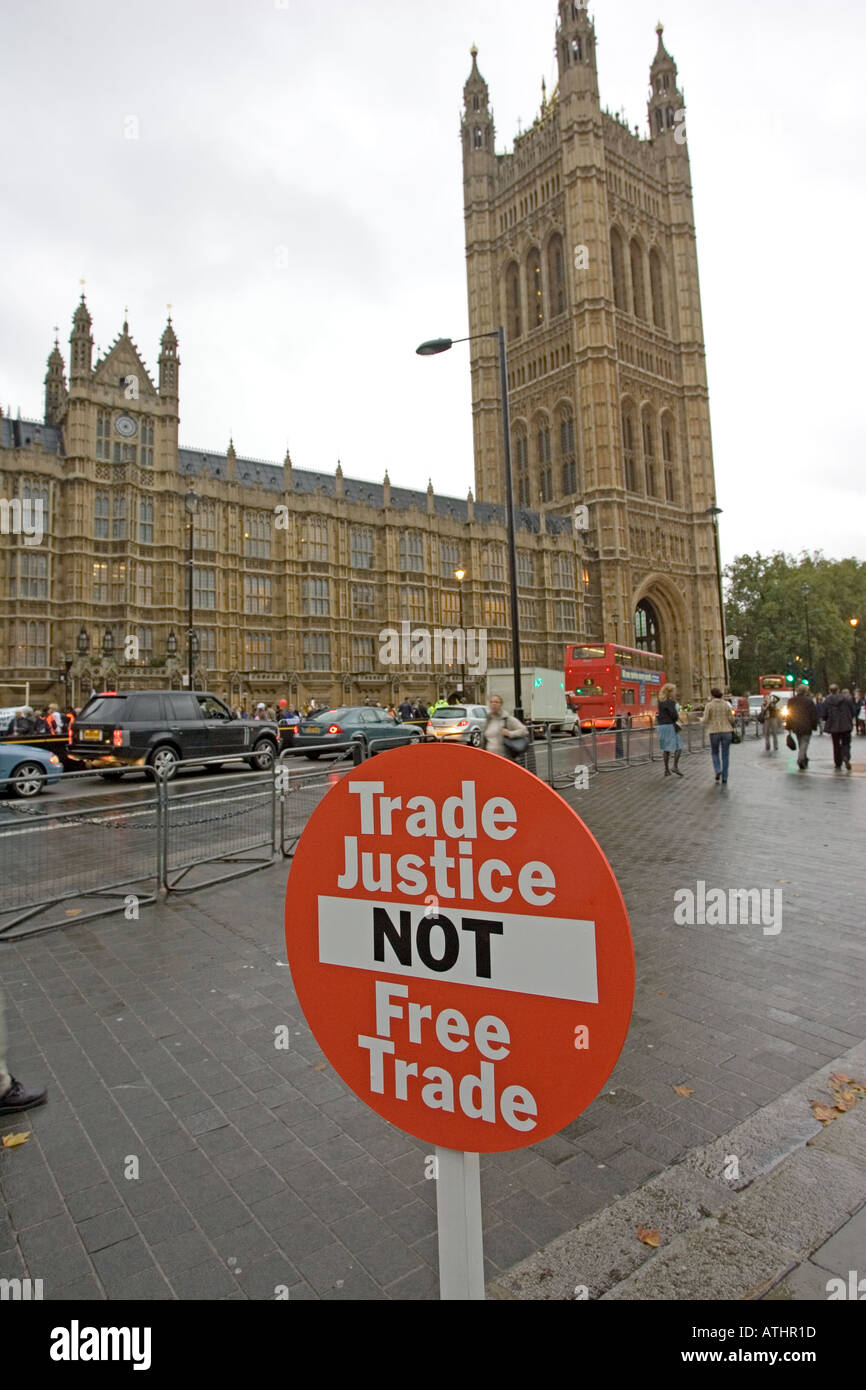 Giustizia commerciale non libero commercio segno durante la realizzazione la storia di povertà al di fuori della campagna gli edifici del Parlamento europeo a Londra il 2 e il 3 novembre 2005 Foto Stock