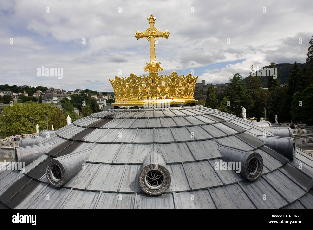 Golden cross e corona sulla cupola della Basilica Lourdes Francia Foto Stock