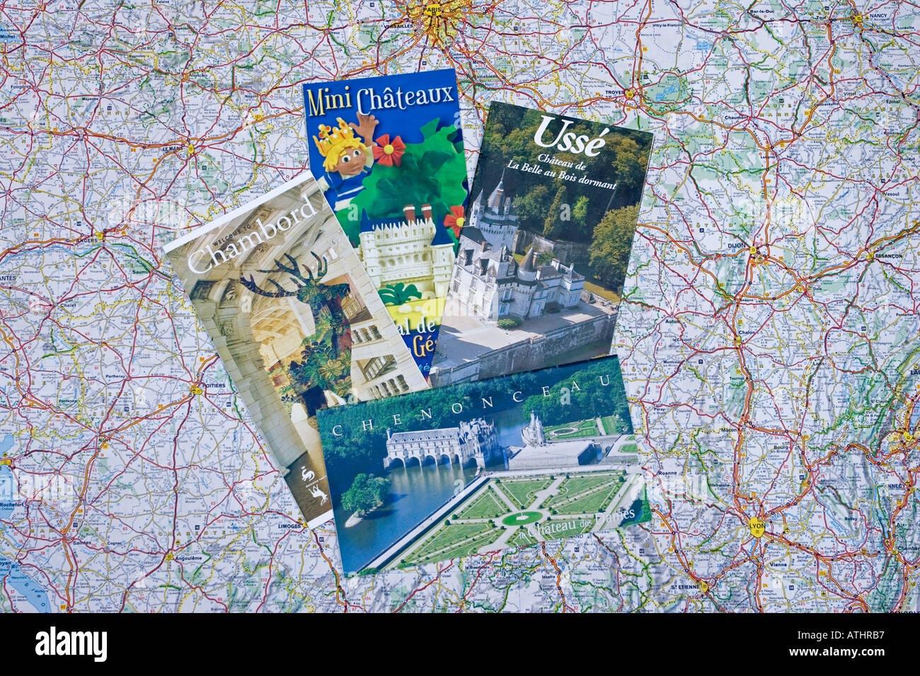 Il francese opuscoli turistici sparsi sulla mappa di Francia Foto Stock
