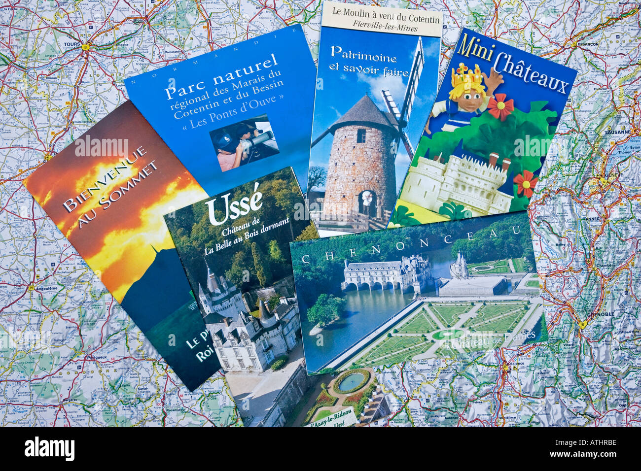 Il francese opuscoli turistici di castelli sparsi sulla mappa di Francia Foto Stock