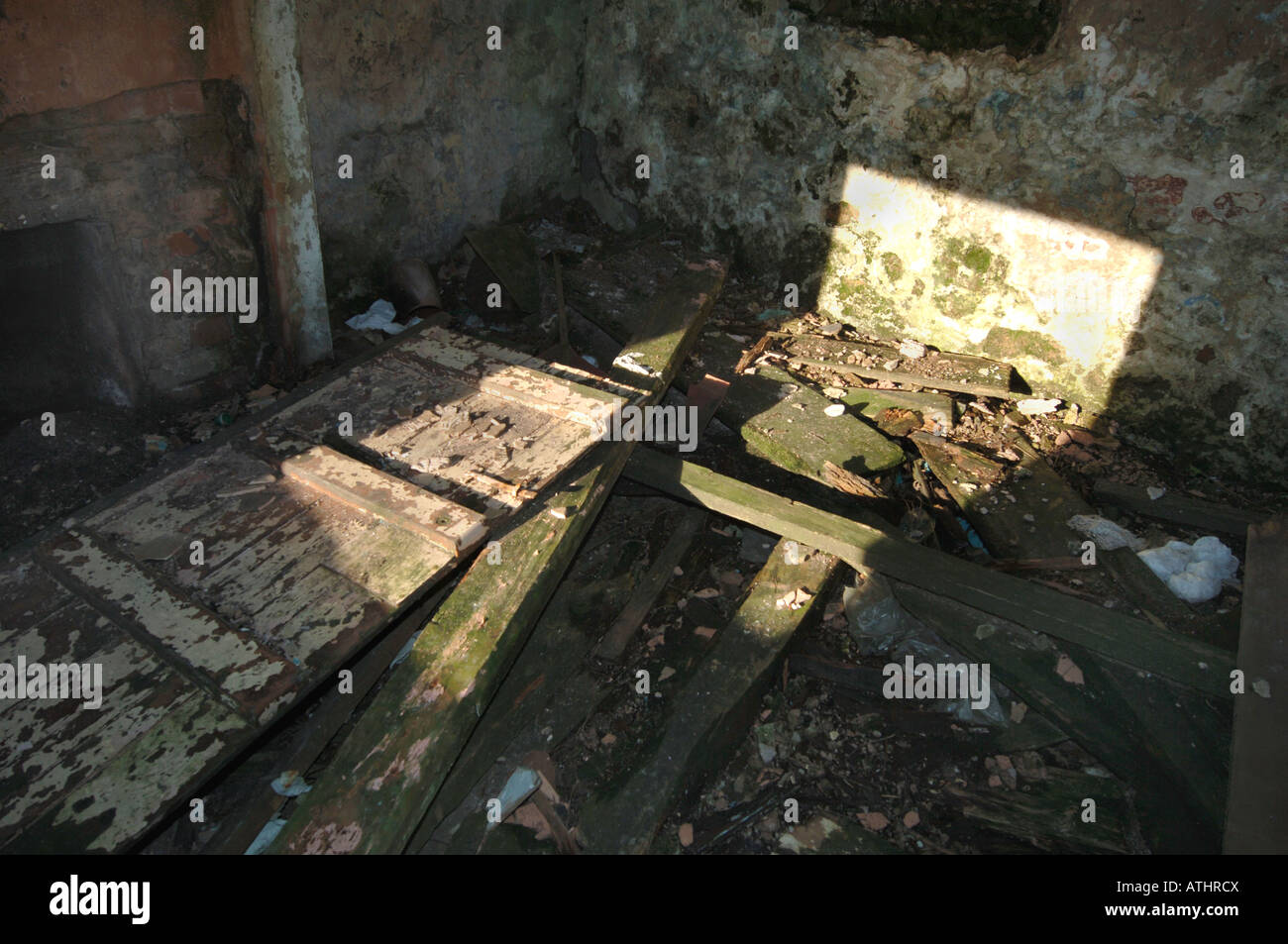 All'interno di un Semi-Detatched abbandonati cottage in pietra. Foto Stock