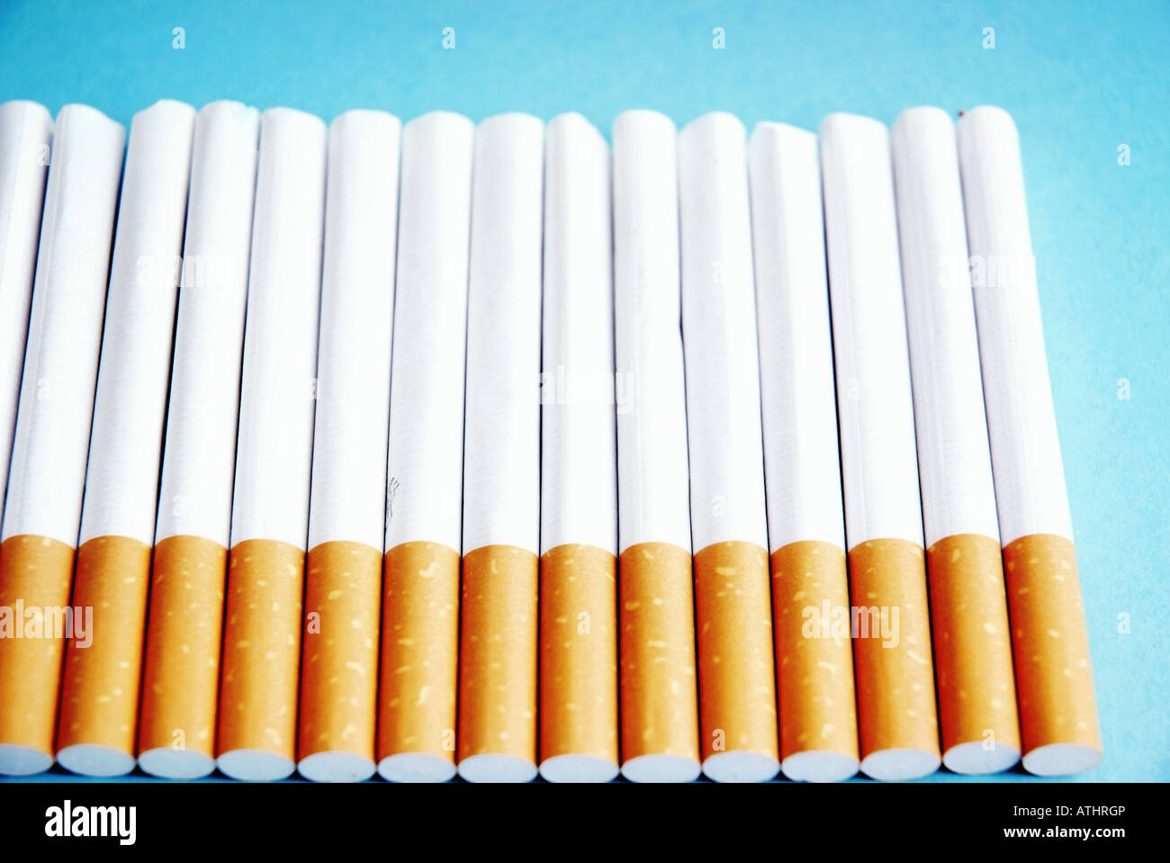 Una linea con le sigarette Eine linea Zigaretten aus Foto Stock