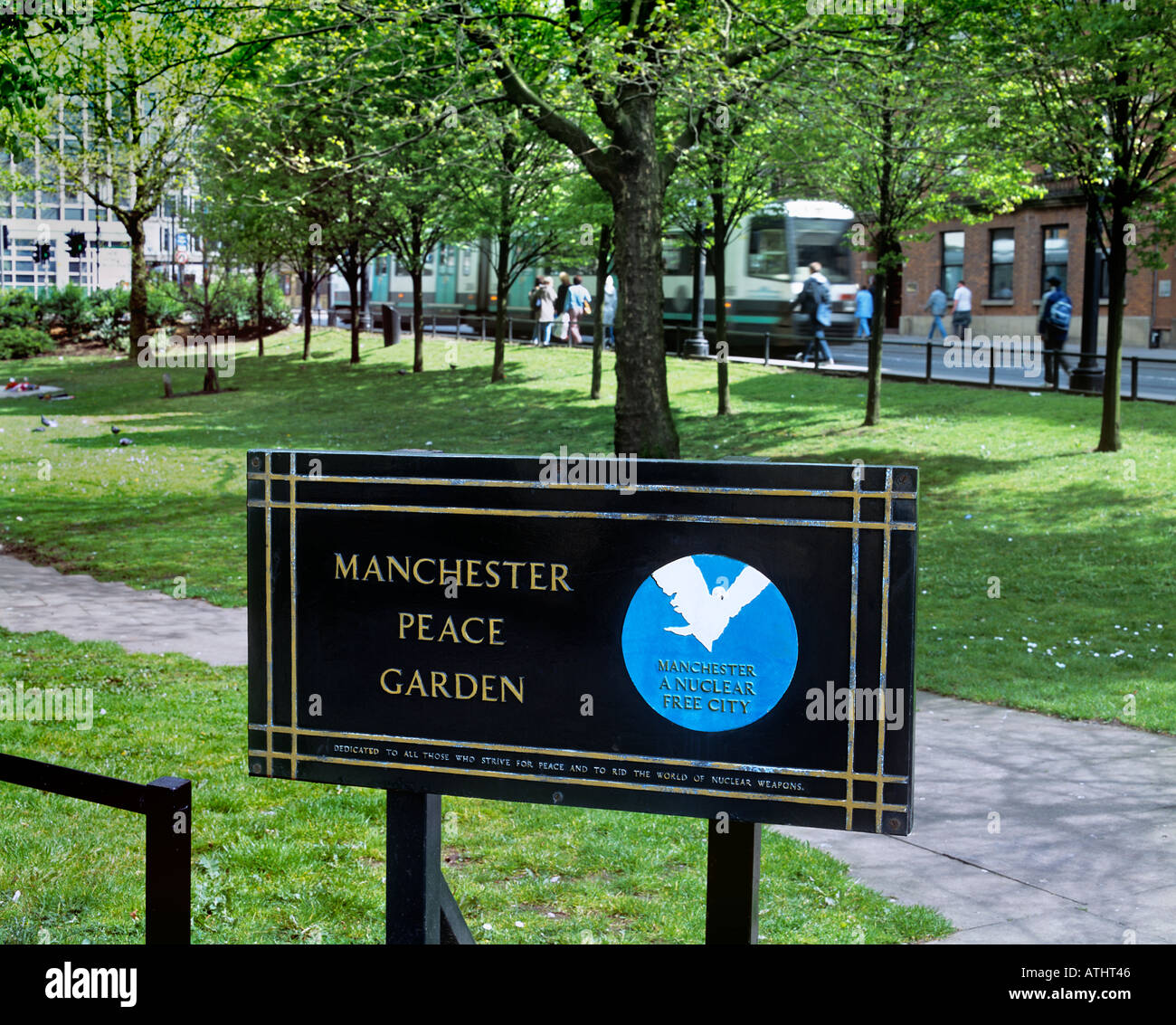 Il Libero nucleare autorità locale logo su un segno di pace di Manchester giardino, St Peters Square, Manchester. Foto Stock