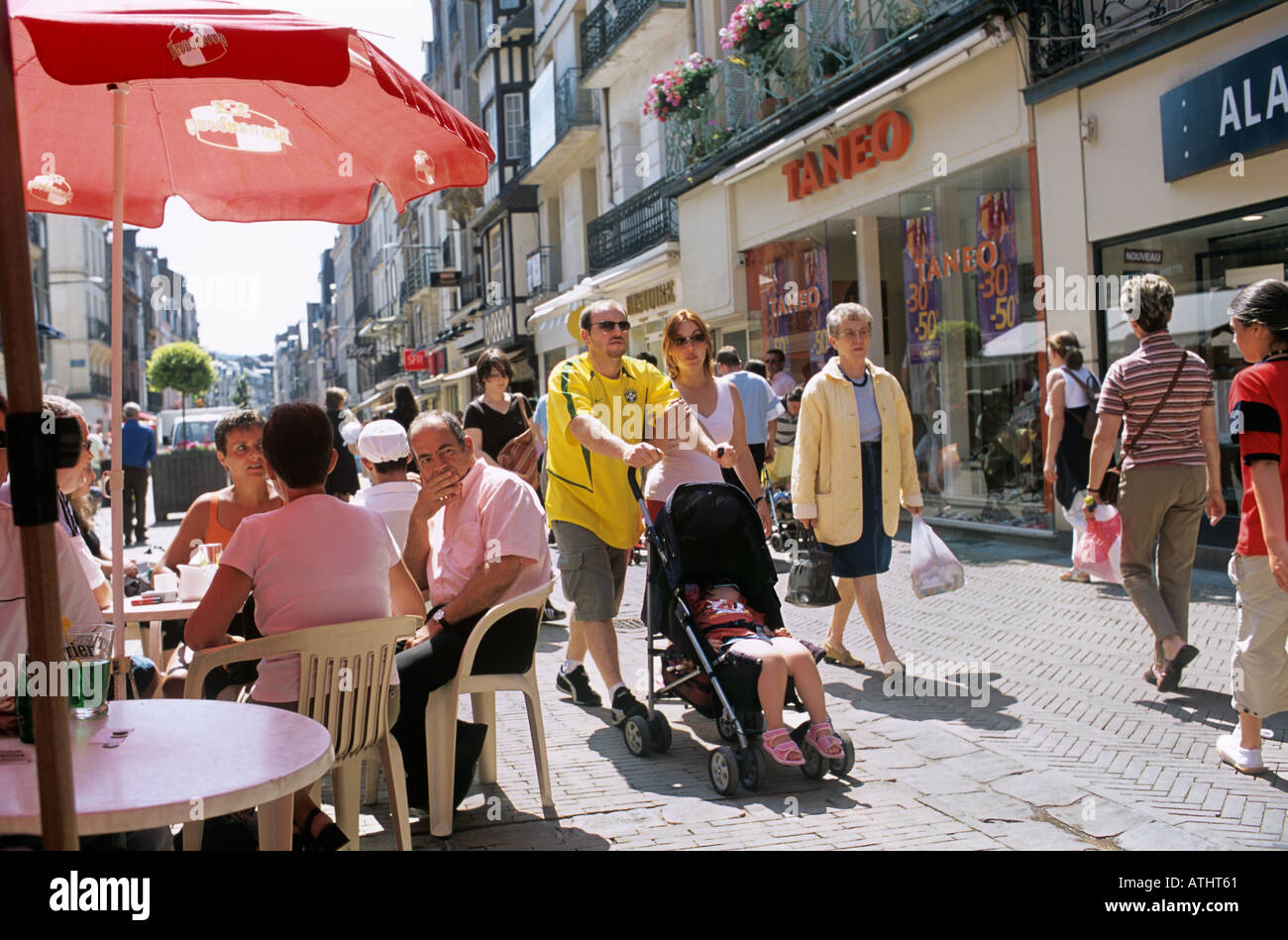 Il Grand Rue strada pedonale dello shopping nel centro di Dieppe. Foto Stock