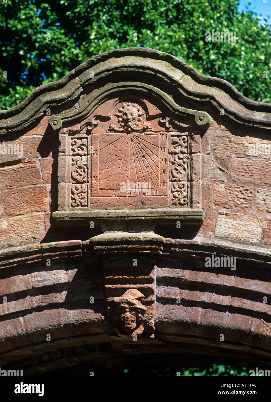 I resti di una meridiana su una passerella nel modello del villaggio di Port Sunlight sul Wirral. Foto Stock