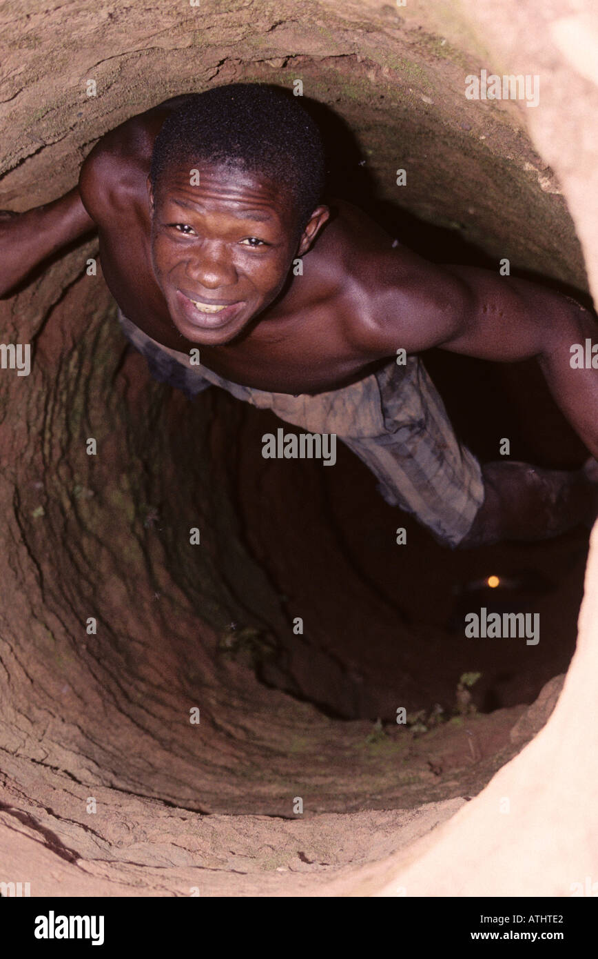 Diamond Miner in albero, Tortiya miniere di diamanti, Costa d'Avorio (Costa d'Avorio) Foto Stock