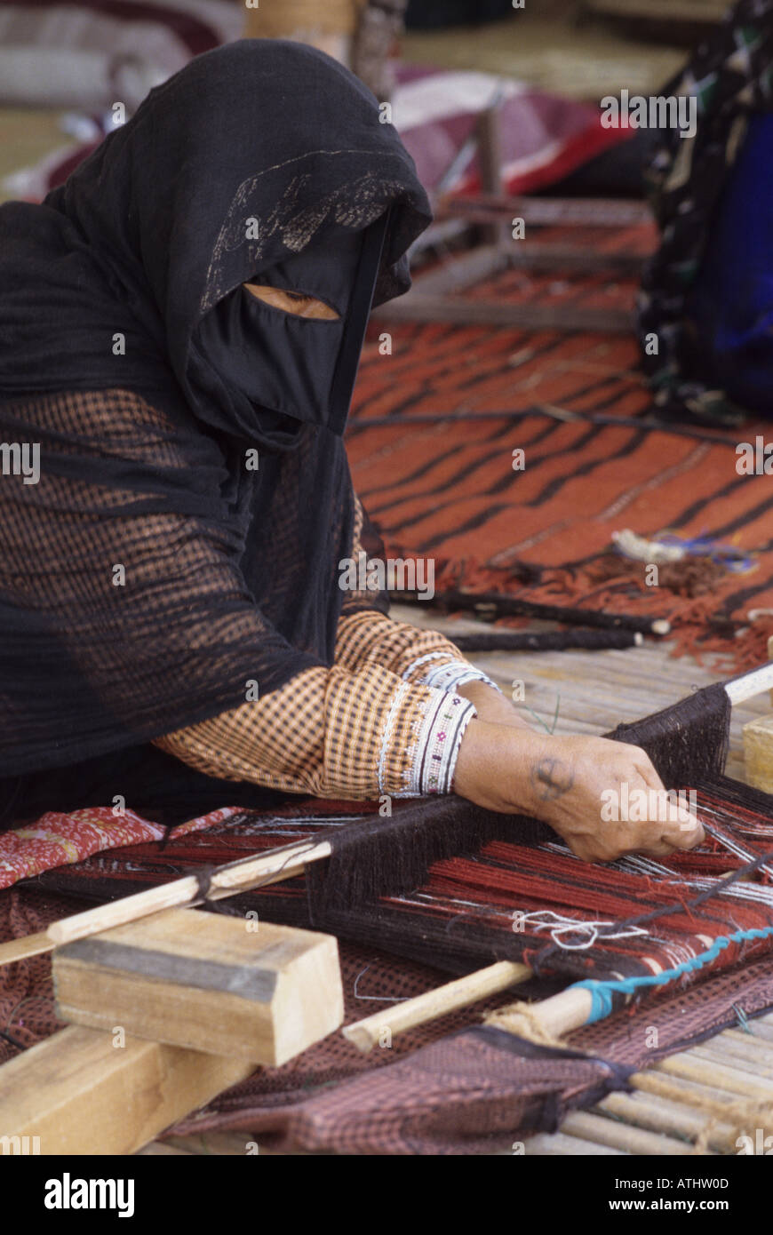 Femmina mascherato Omani Weaver da Masirah, Oman Foto Stock