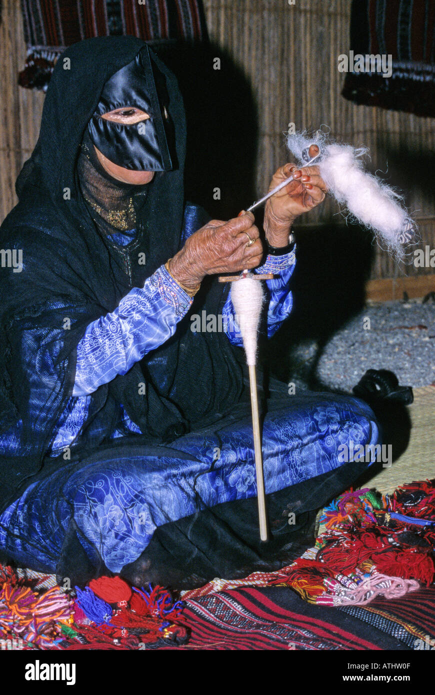 Femmina mascherato Omani Weaver da Muscat Oman Foto Stock