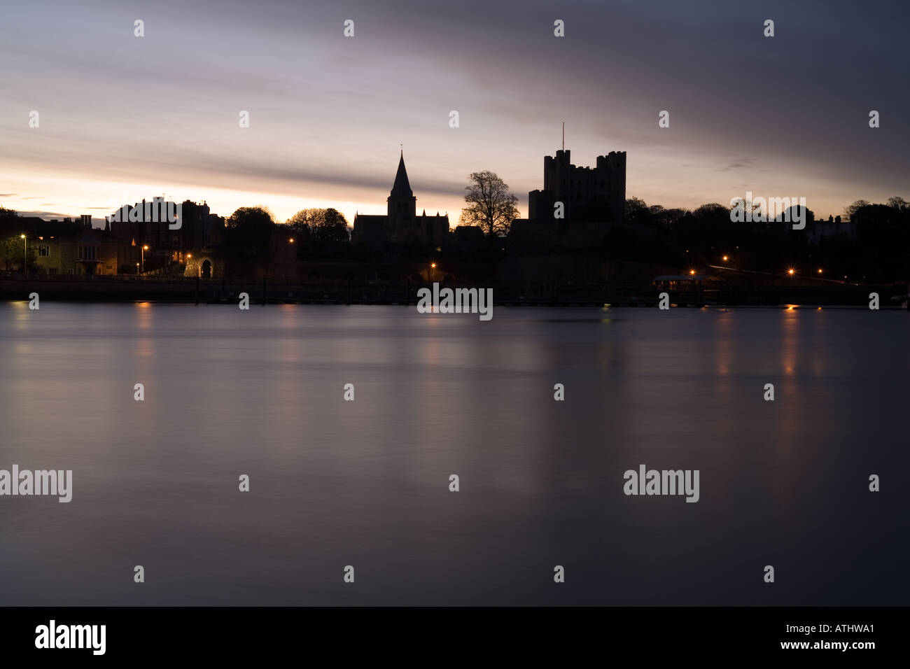 Rochester Castle & gli arcivescovi palace all'alba Foto Stock