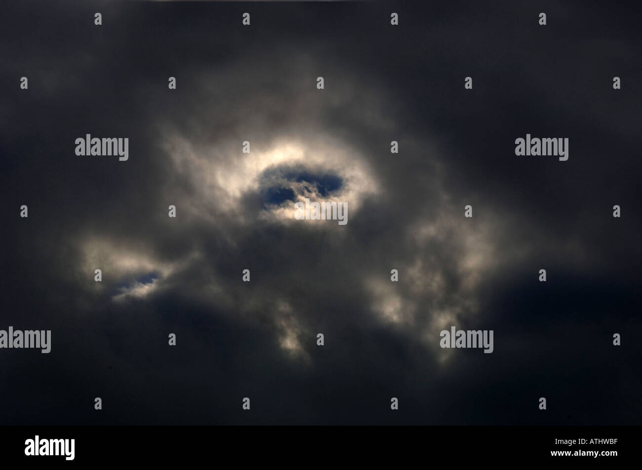 Cloud naturale formazioni che guardare come il ritratto di un uccello Foto Stock