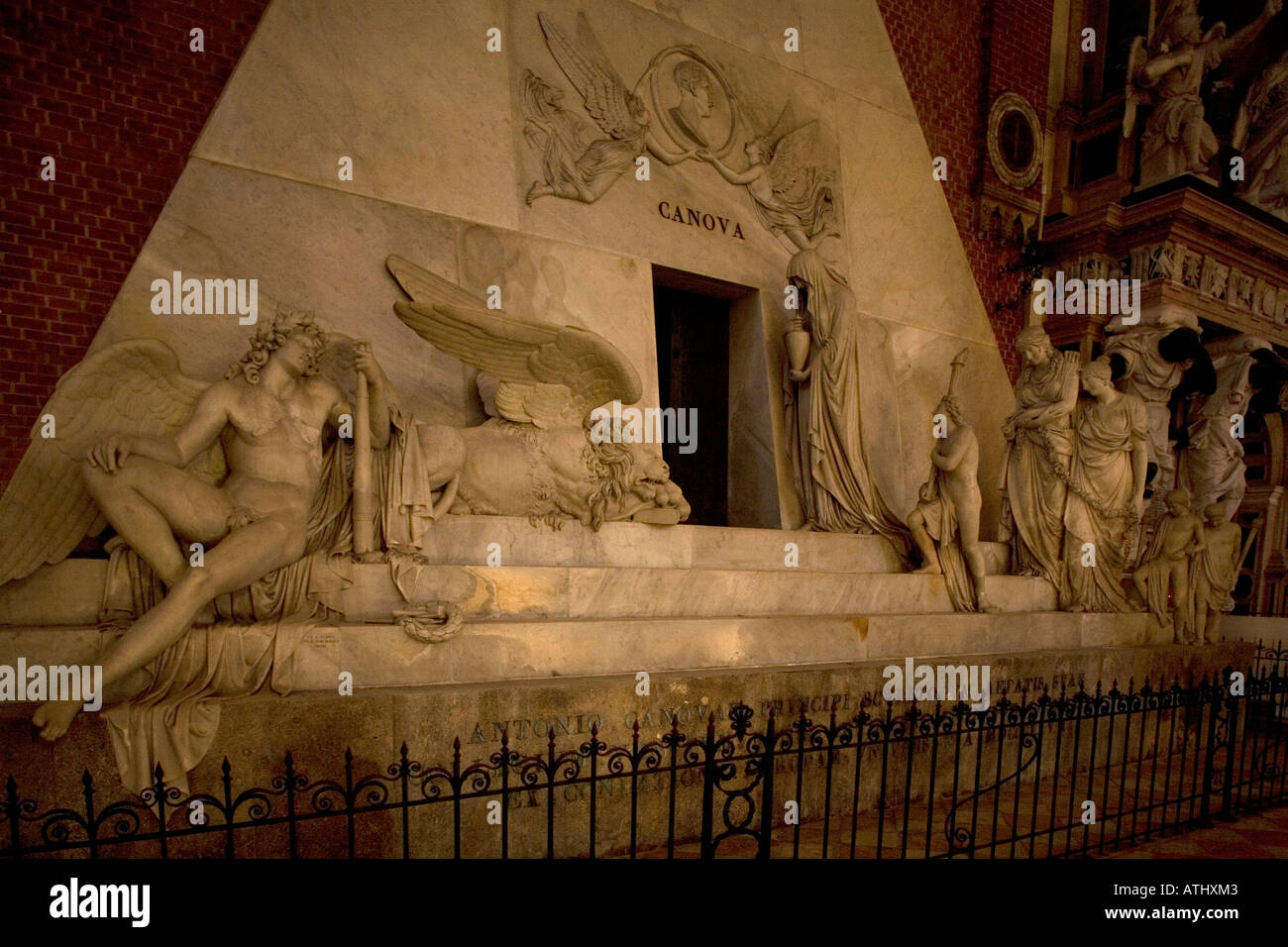 Il monumento a Canova nella chiesa di Santa Maria Gloriosa dei Frari Venezia Italia Foto Stock