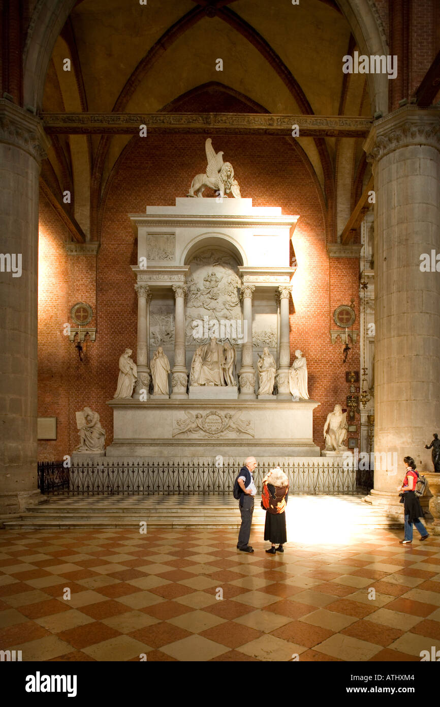 Il monumento a Tiziano in Santa Maria Gloriosa dei Frari Venezia Italia Foto Stock