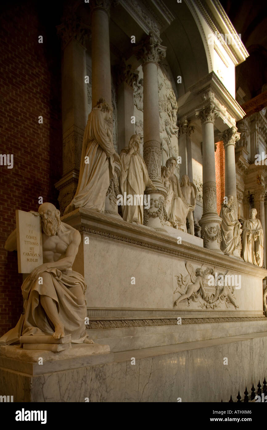 Il momument di Tiziano in Santa Maria Gloriosa dei Frari Venezia Italia Foto Stock