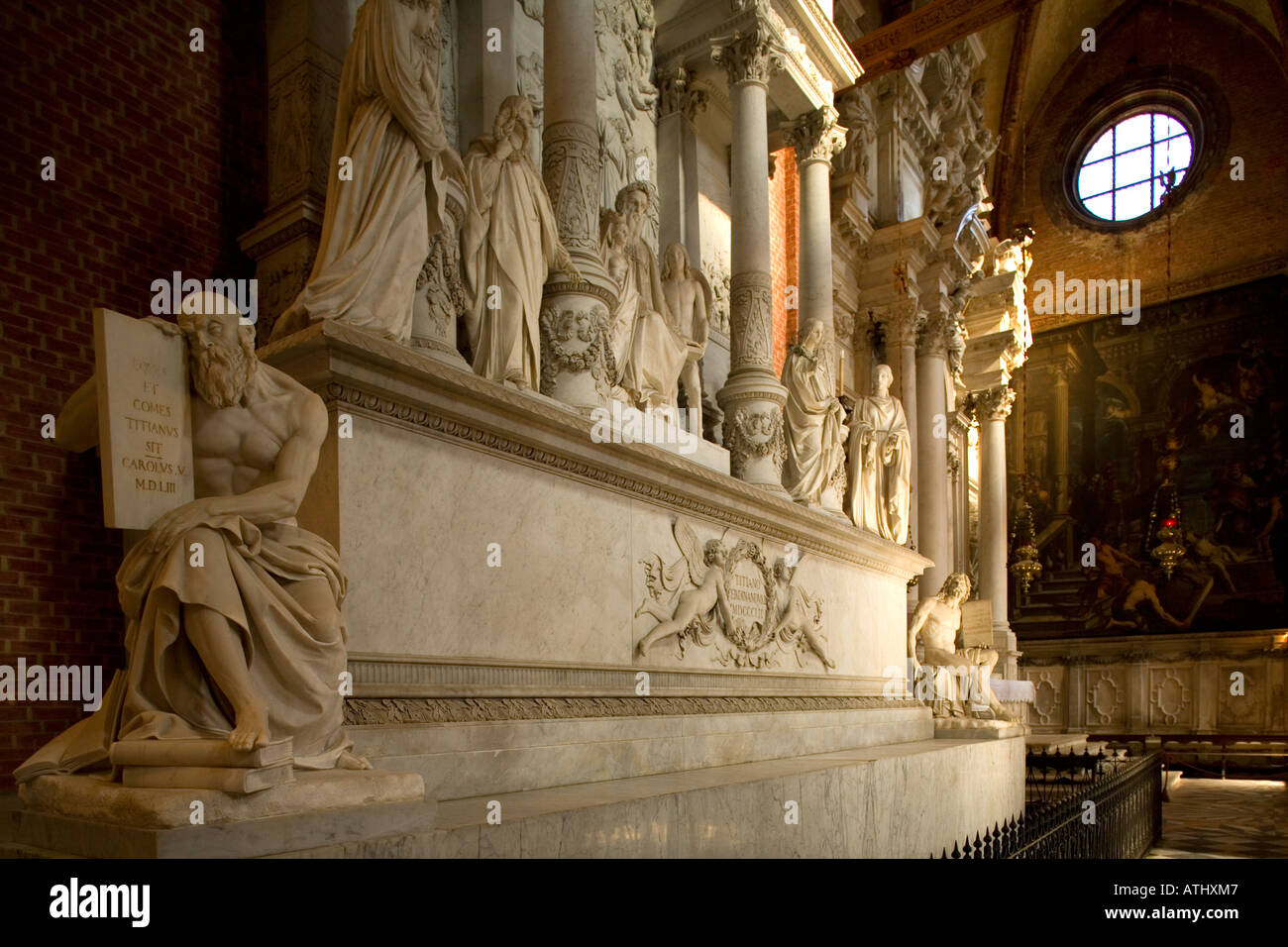 Il momument di Tiziano in Santa Maria Gloriosa dei Frari Venezia Italia Foto Stock