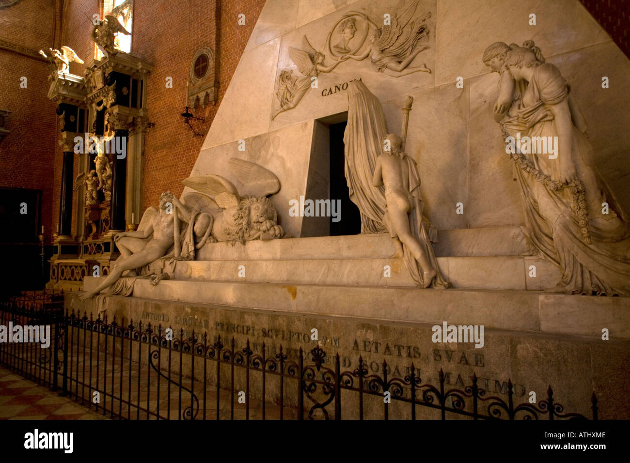 Il monumento a Canova nella chiesa di Santa Maria Gloriosa dei Frari Venezia Italia Foto Stock
