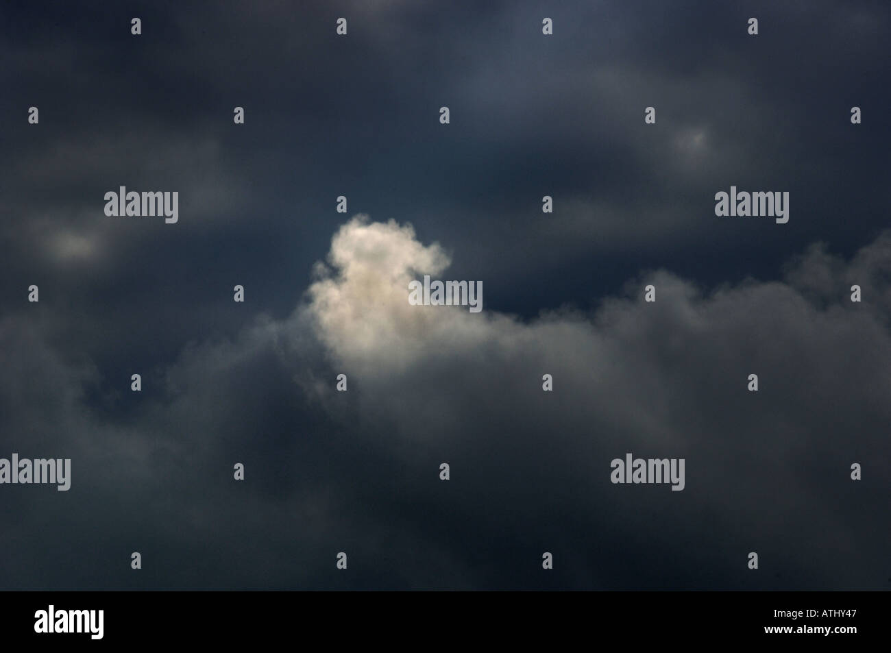 Un Cloud naturale che si preannuncia come un anatra Foto Stock