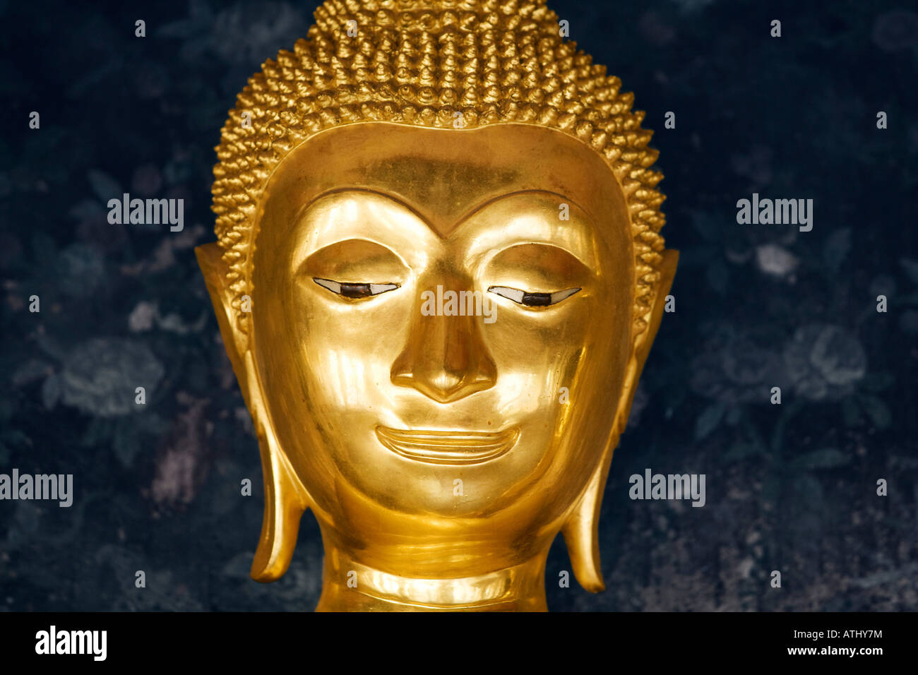 Golden Buddha in Wat Suthat tempio a Bangkok Foto Stock