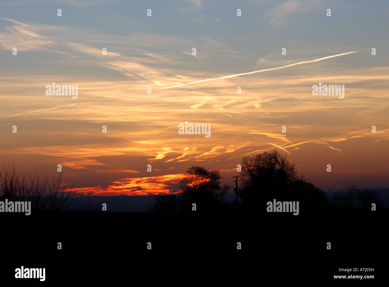 Sky con percorsi aerei all'alba, REGNO UNITO Foto Stock
