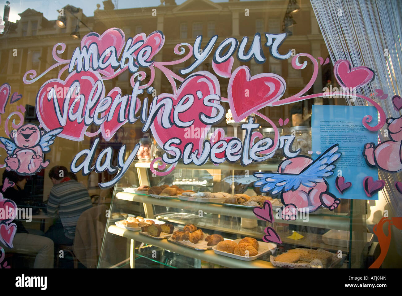 Colorato il giorno di San Valentino messaggio e cartoni animati in un negozio di dolci finestra nel West End di Londra Foto Stock