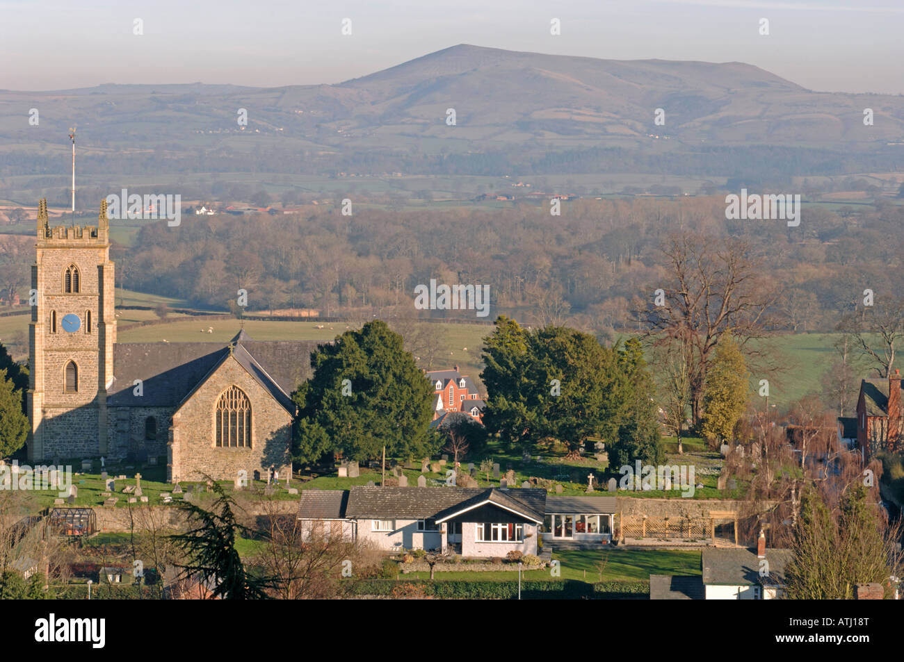 Chiesa parrocchiale di San Nicola Montgomery Powys Galles Corndon Hill in background Foto Stock