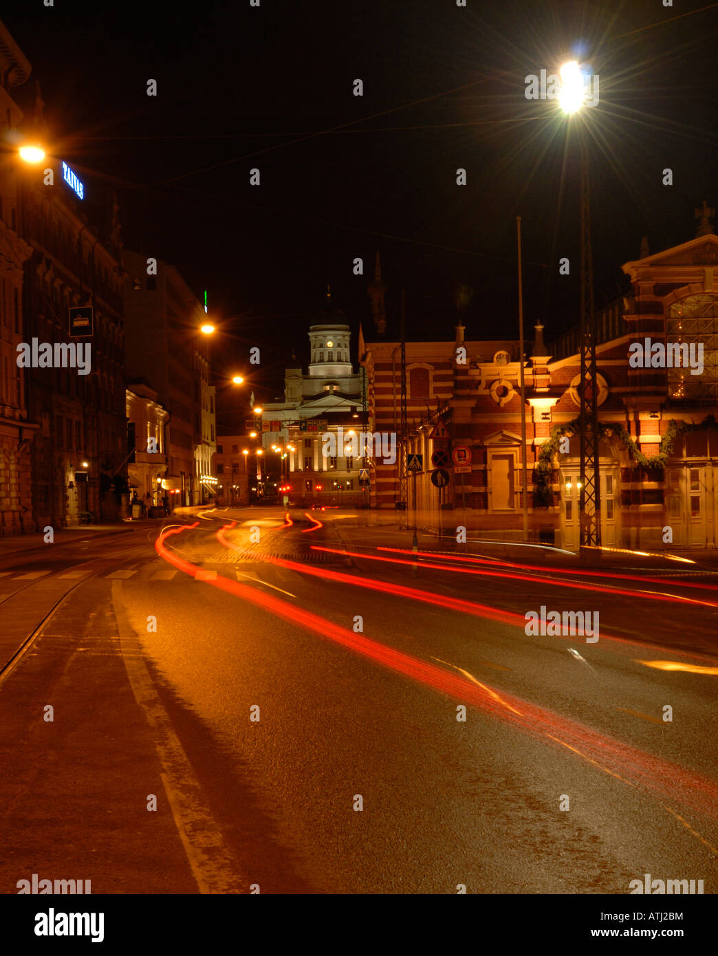 Una vista notturna al Eteläranta street dopo la pioggia, Helsinki, Finlandia, Europa. Foto Stock