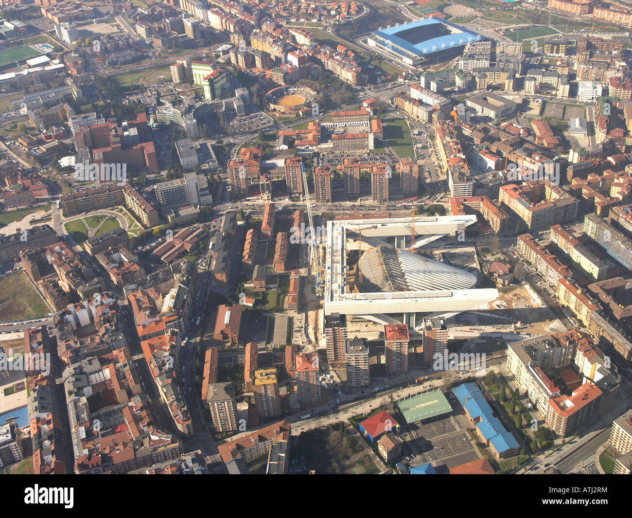 La principessa Letizia Convention Center e il nuevo Stadio Carlos Tartiere in background, città di Oviedo, Asturias, Spagna Foto Stock