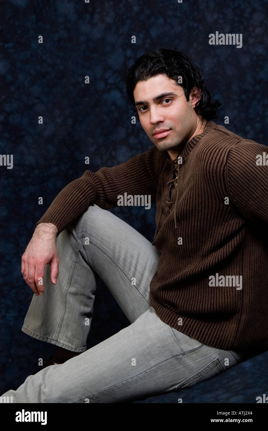 Uomo seduto sul pavimento Foto Stock