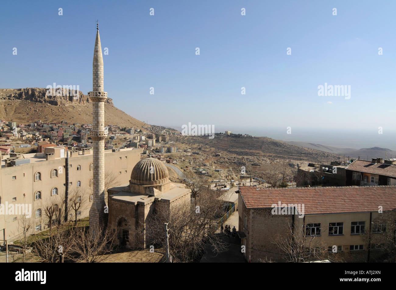 Una moschea che si affaccia sulla grande pianura, in Mardin, una piccola città curda nel sud-est della Turchia. Foto Stock