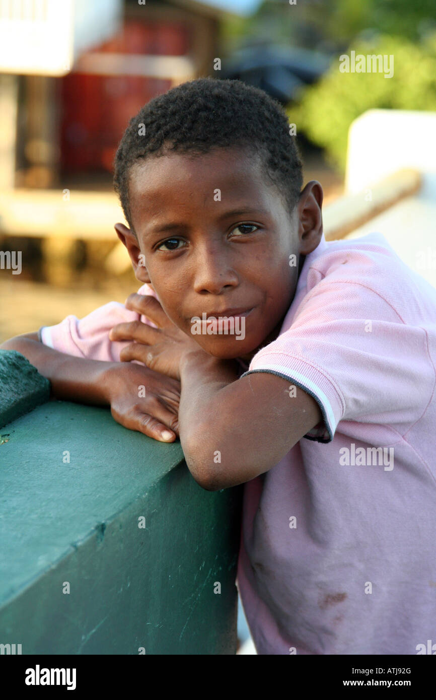 Bambini afro-caraibica in città Utila, Utila, uno di Honduras' Bay Islands, una destinazione preferita per un budget basso divers. Foto Stock