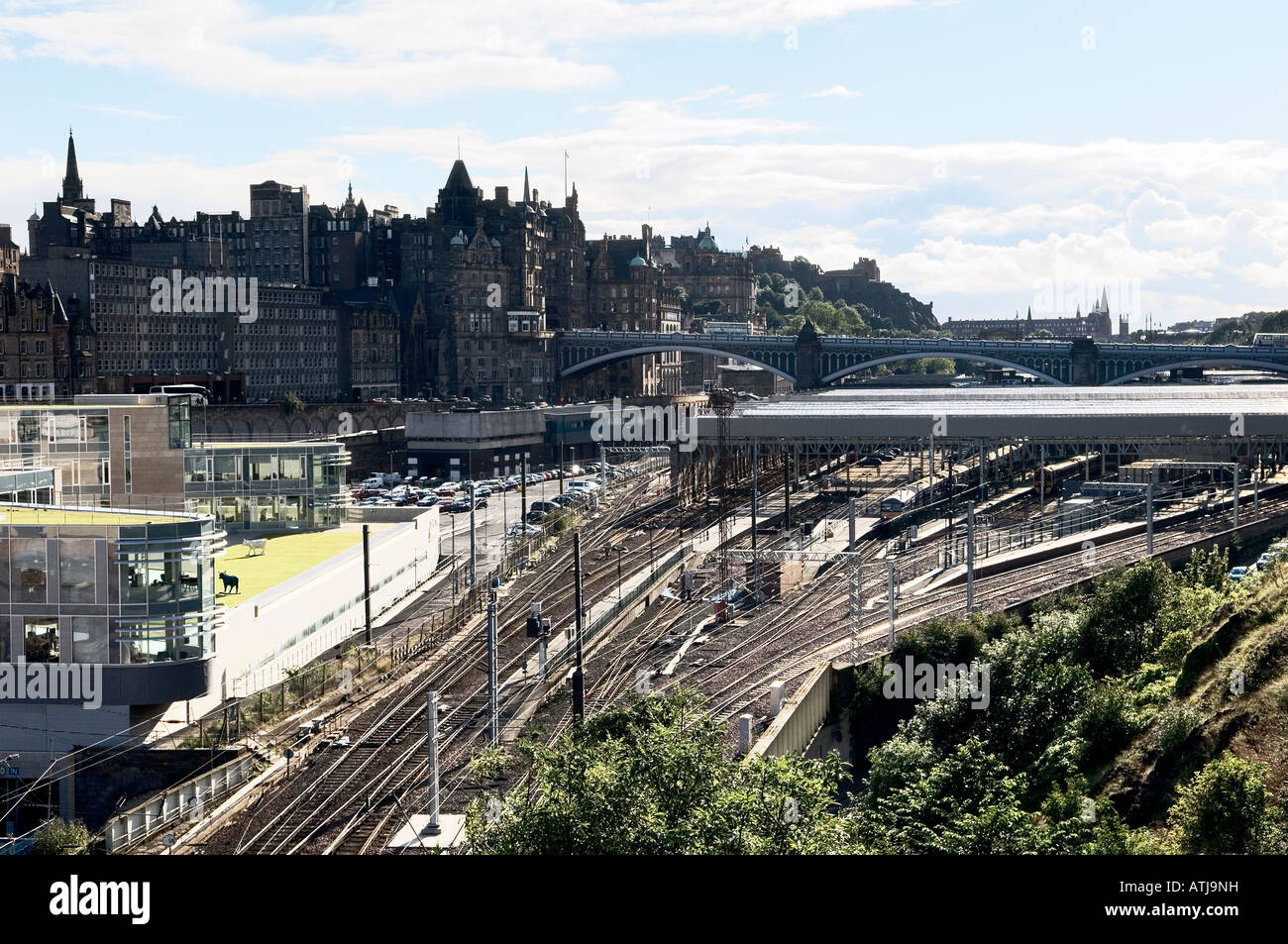 Binari approccio stazione Waverley di fronte alla Città Vecchia e il Castello, il centro di Edimburgo, Regione di Lothian, Scozia, Regno Unito Foto Stock