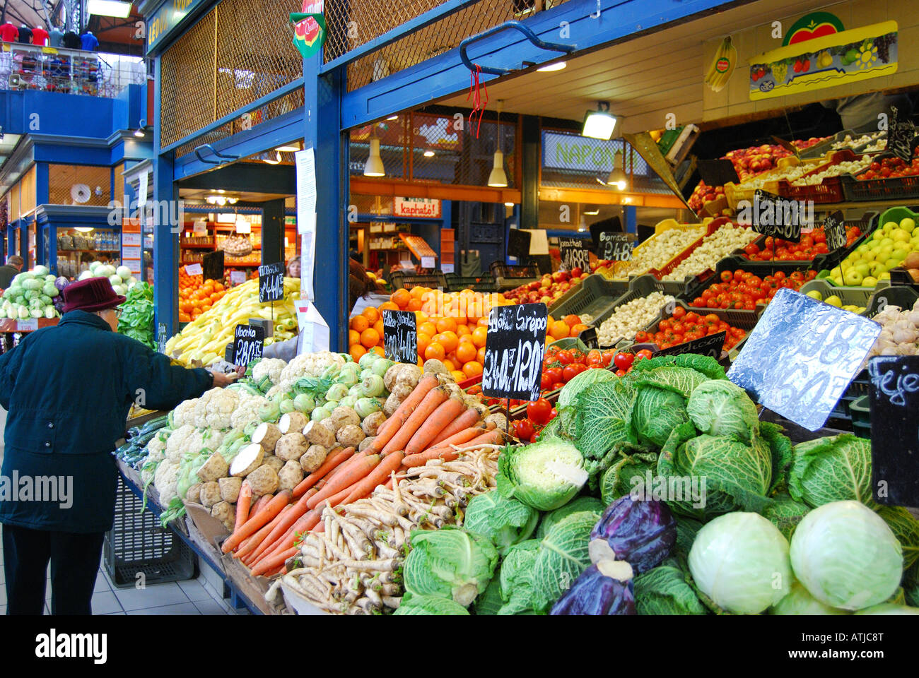 La frutta e la verdura, stallo del Mercato Grande Hall, PEST BUDAPEST, Repubblica di Ungheria Foto Stock