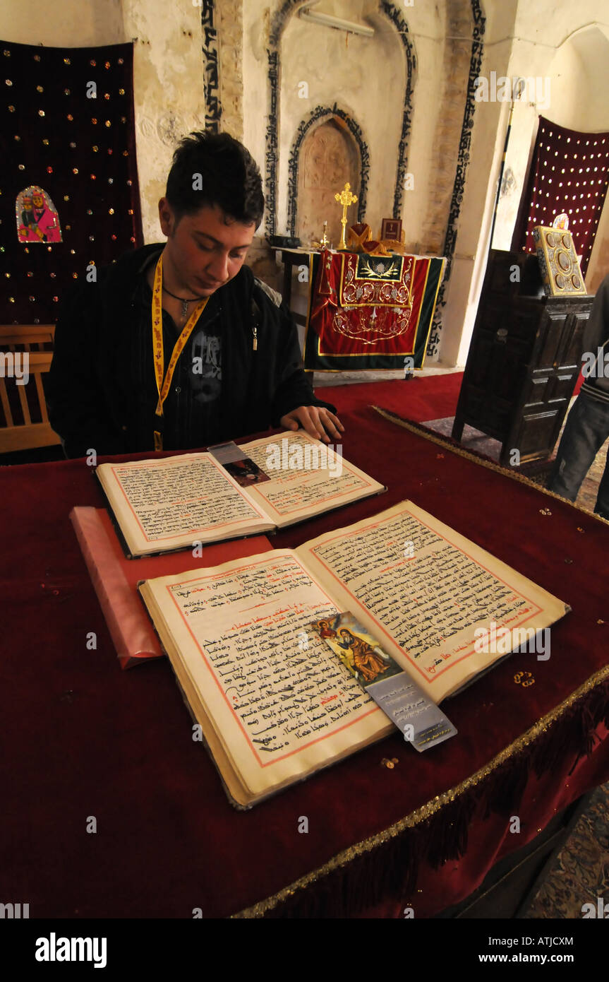 Uno studente di imparare la lingua aramaica al Deyrul Zafaran monastero, meglio conosciuto come il monastero di zafferano, presso Mardin, Turchia. Foto Stock