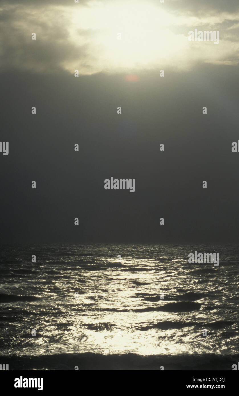 Luna che riflette sul mare in tempesta Foto Stock