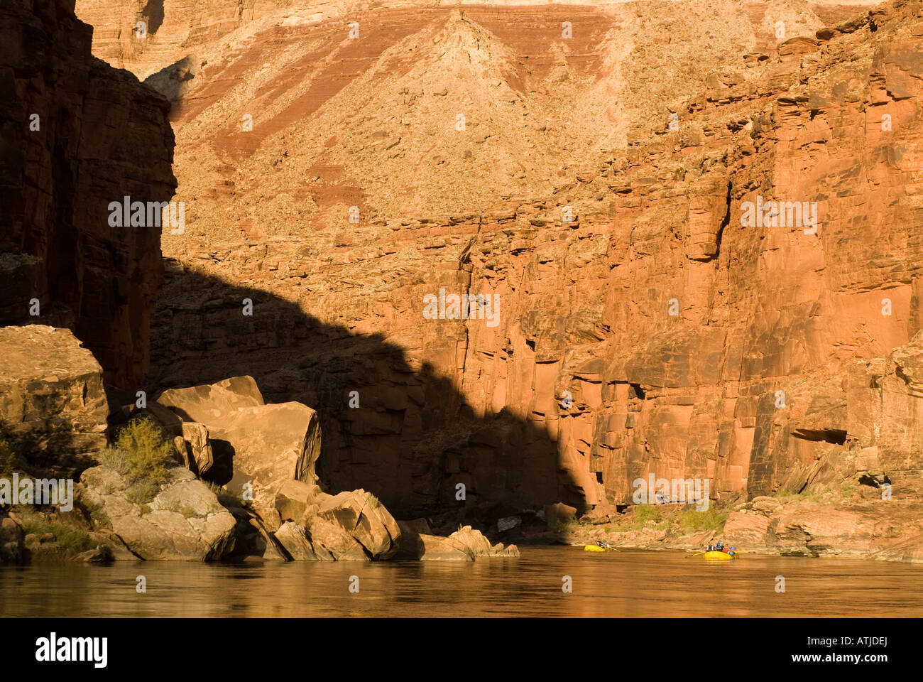 L'enorme Grand Canyon nani puntoni in giallo le barche sul fiume Colorado Foto Stock