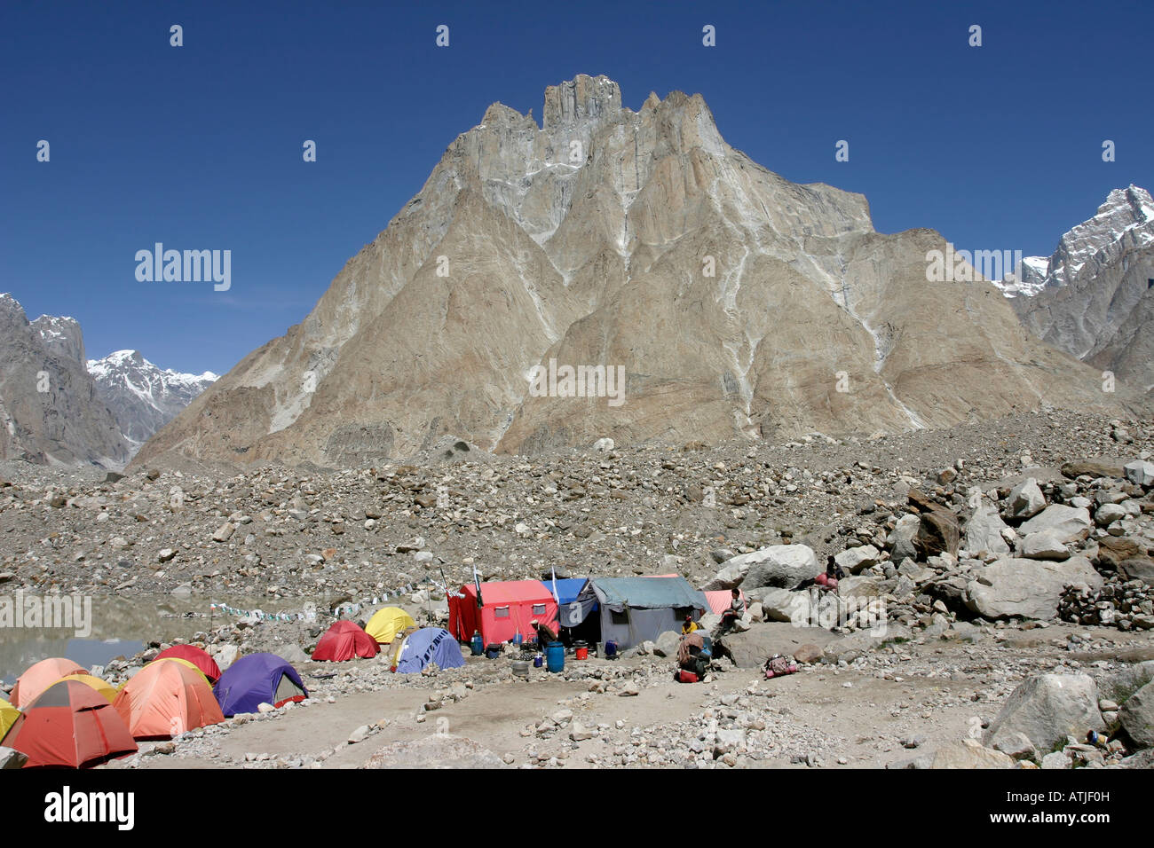 Il campo sul ghiacciaio del Baltoro, baltistan ,pakistan. Cattedrale di picco in background. Foto Stock