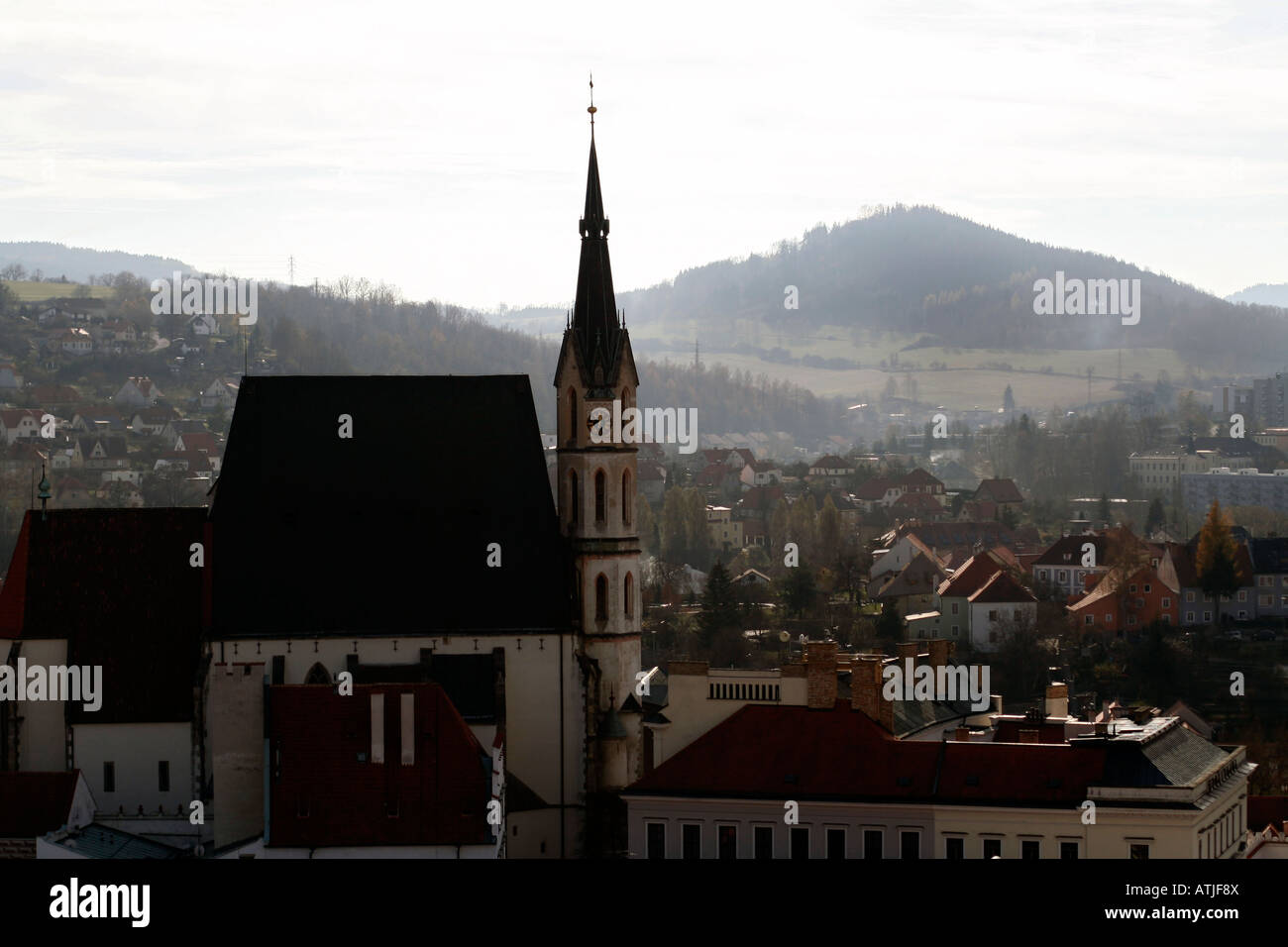 Una bella veduta di una chiesa a Cesky Krumlov su un giorno di caduta Foto Stock