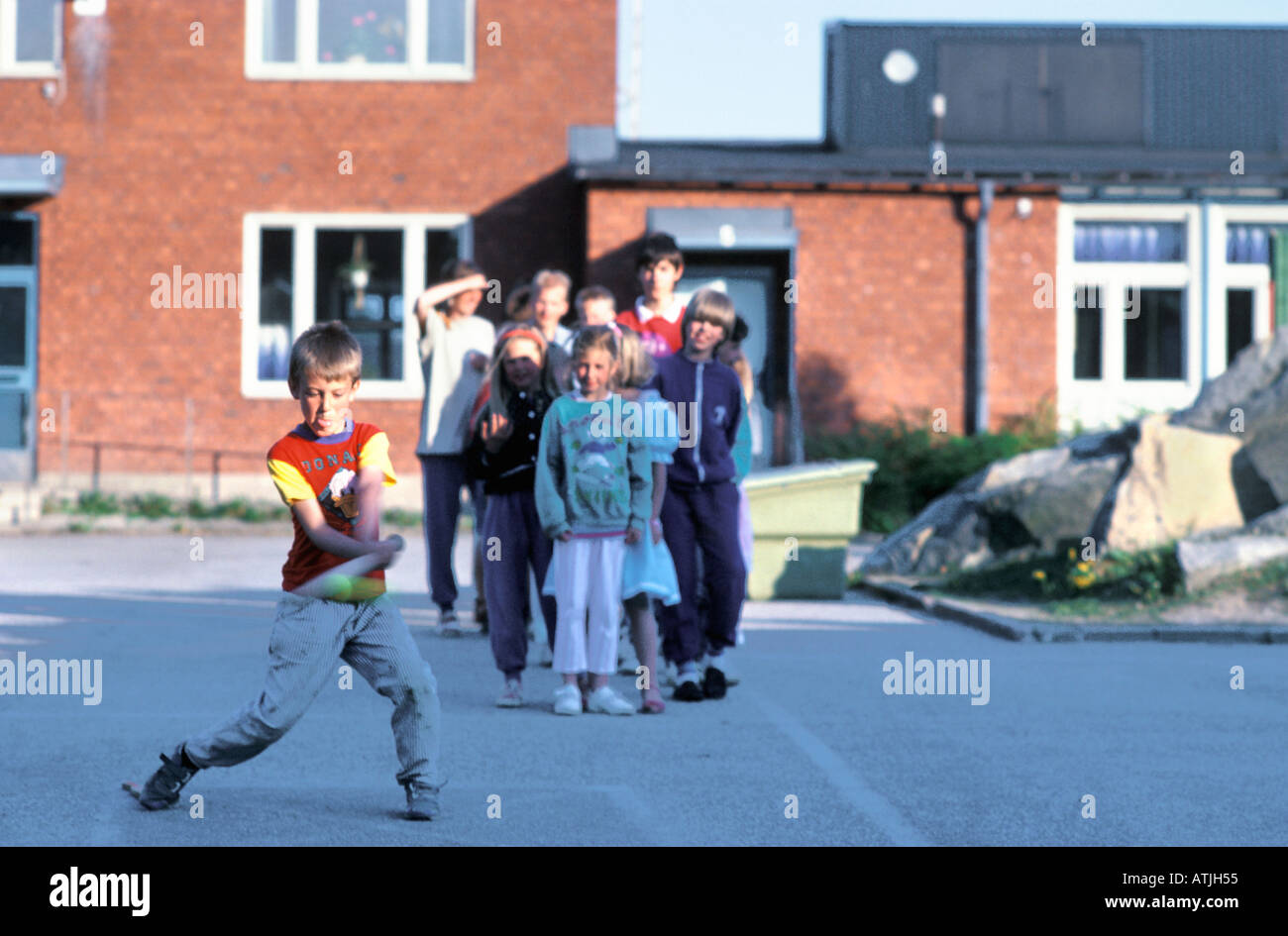 I bambini a giocare a baseball a scuola cantiere Foto Stock