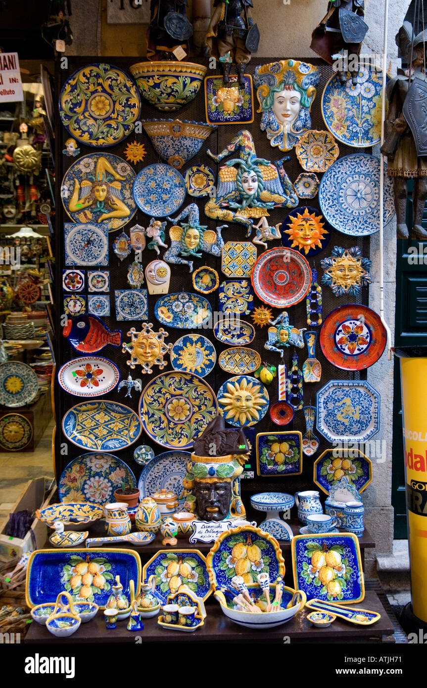 Tipiche ceramiche siciliane gli articoli in vendita nel negozio in